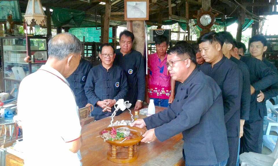 รดน้ำดำหัวและขอพรปีใหม่เมืองจากเจ้าคณะอำเภอ และผู้ทรงคุณวุฒิ