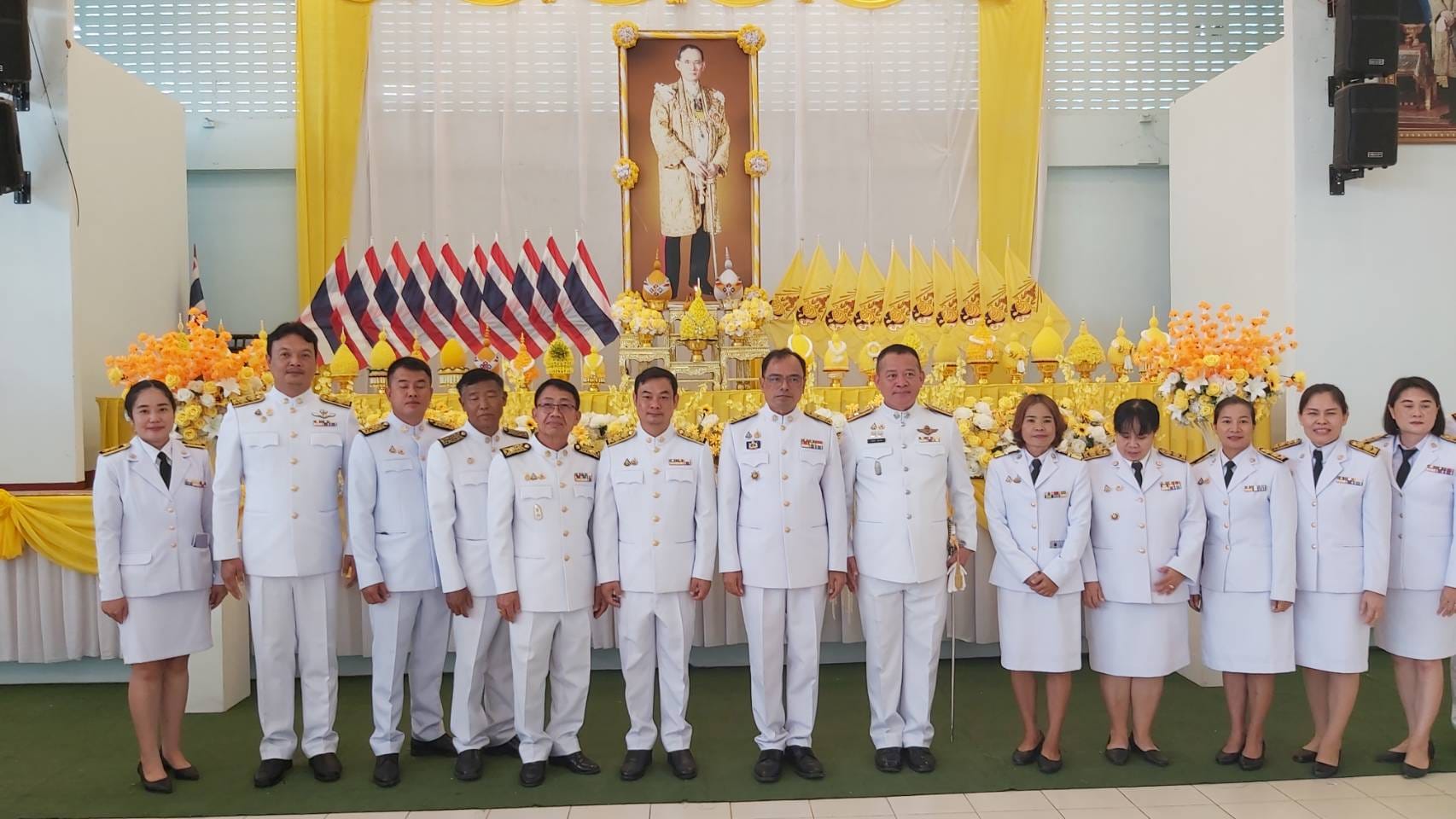 ร่วมพิธีทำบุญตักบาตรและพิธีถวายพานพุ่มดอกไม้ เนื่องในวันคล้ายวันพระบรมราชสมภพพระบาทสมเด็จพระบรมชนกาธิเบศร มหาภูมิพลอดุลยเดชมหาราช บรมนาถบพิตร และวันพ่อแห่งชาติ